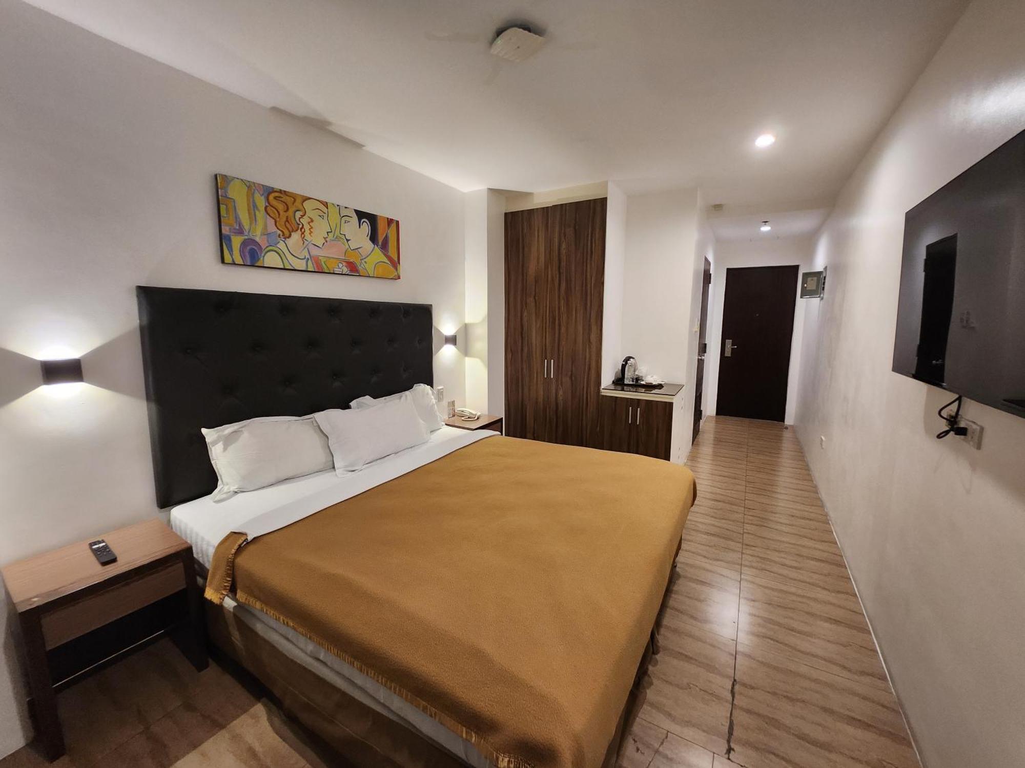 อพอลโลเนีย รอเยล โฮเทล Hotel อังเฮเลส ภายนอก รูปภาพ
