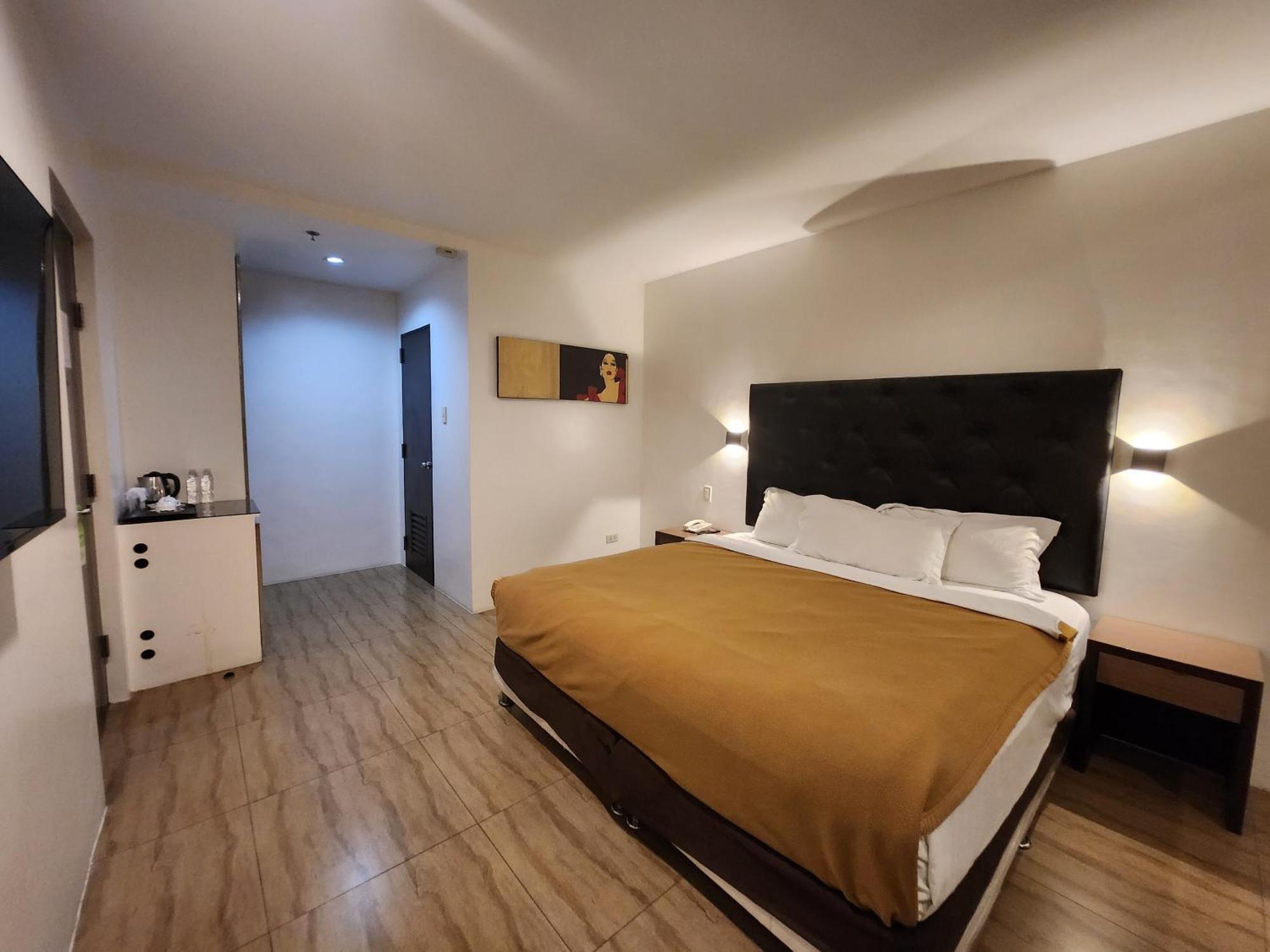 อพอลโลเนีย รอเยล โฮเทล Hotel อังเฮเลส ภายนอก รูปภาพ